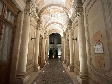 Superb 105 m² apartment in St Germain des Prés 3 bedrooms, spacious and bright, Paris Amsterdam Apartments for Rent