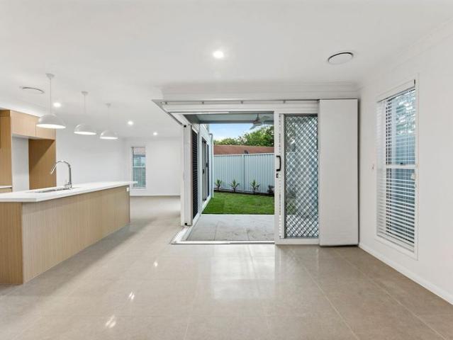 SUPERB 4 BEDROOM COOMBABAH 1 Week rent free!