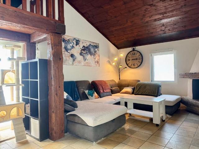 Superb 4 room apartment in a former farmhouse with character in Develier, available from October 1
