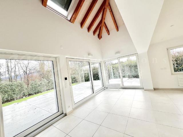SUPERB AND LARGE HOUSE OF 10 ROOMS 350 m2 HPE GARDEN OF 1100 m2 AND LARGE OUTDOOR JACUZZI