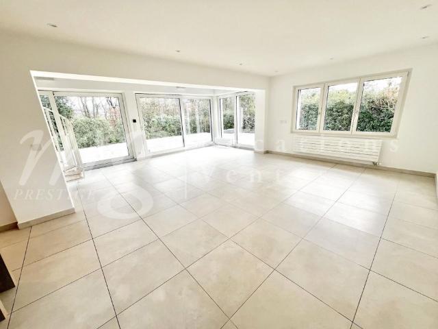 SUPERB AND LARGE HOUSE OF 10 ROOMS 350 m2 HPE GARDEN OF 1100 m2 AND LARGE OUTDOOR JACUZZI