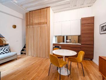 Superb accommodation perfectly located in the centre of Paris, rue Montmartre, a stone's throw from the Jardin Palais Royal