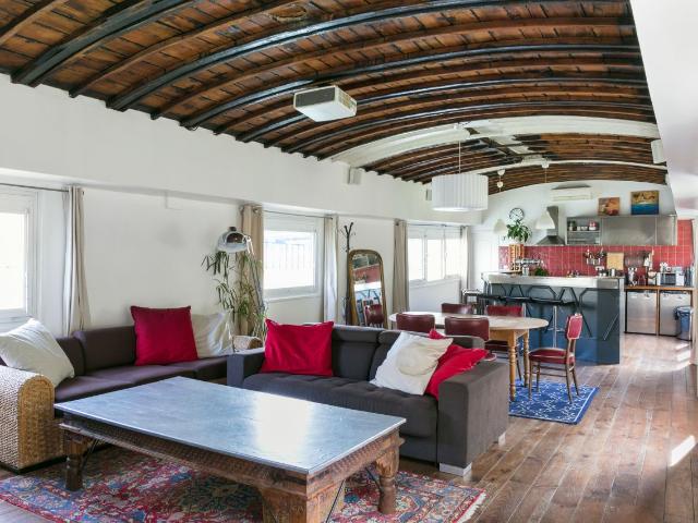 Superb air conditioned barge Paris 4 bedrooms, 2 terraces, large living room, kitchen 5 min walk from La Défense public transport Parking space