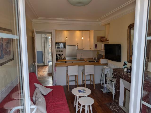 Superb apartment bright & old world charm with living room and separate bedroom and balcony Eiffel Tower view with Elevator Paris 15th