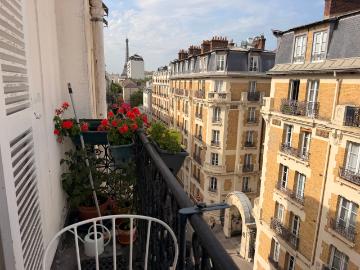Superb apartment bright & old world charm with living room and separate bedroom and balcony Eiffel Tower view with Elevator Paris 15th