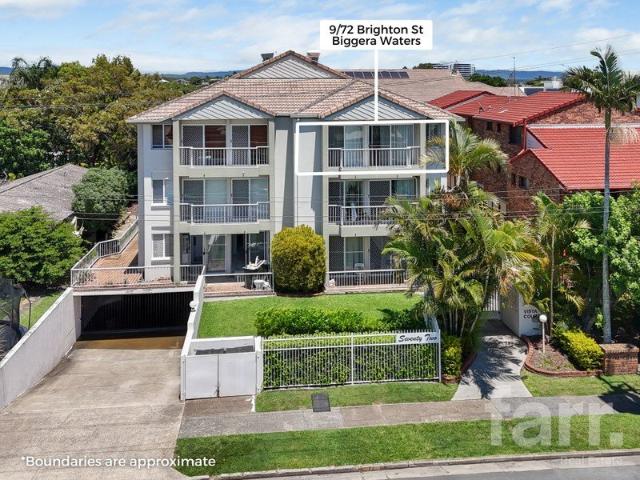 SUPERB BROADWATER APARTMENT