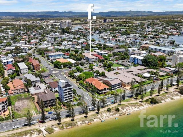 SUPERB BROADWATER APARTMENT
