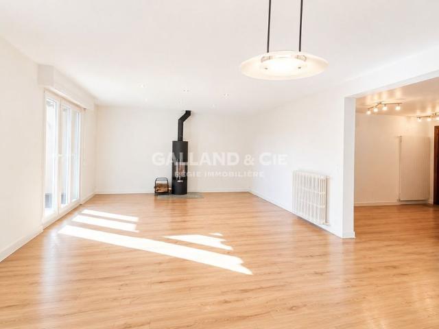 Superb detached house with tree lined garden