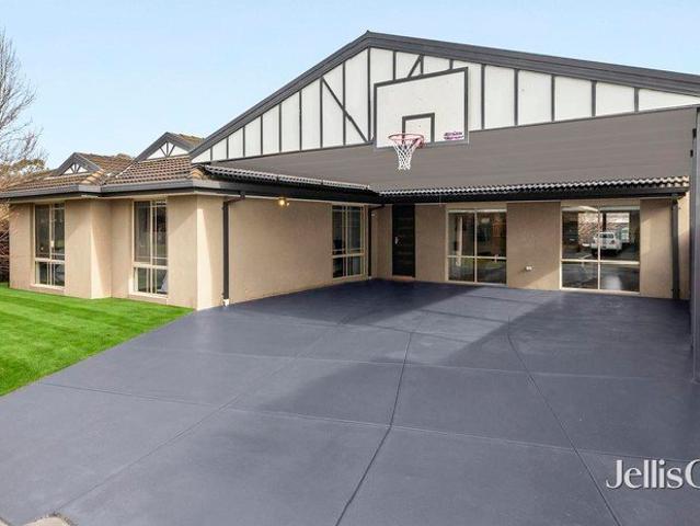 Superb Family Entertainer with Dual Living and Pool