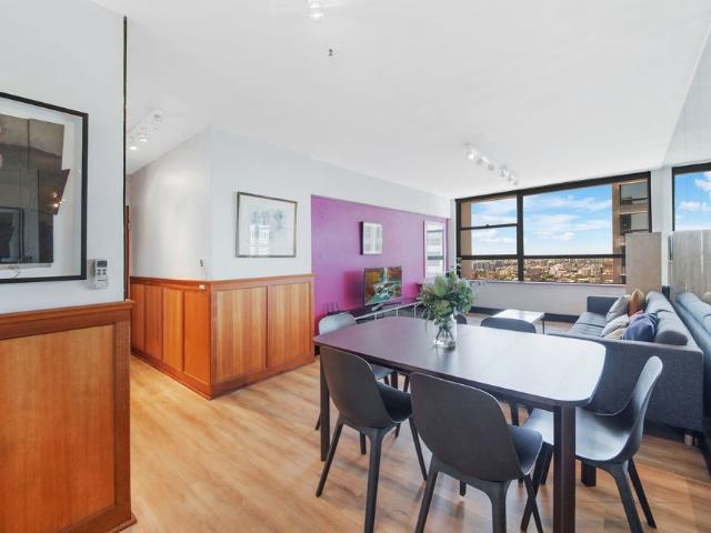 Superb fully furnished apartment city views at the Park Regis