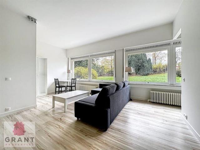 Superb furnished and renovated 1 bedroom flat!
