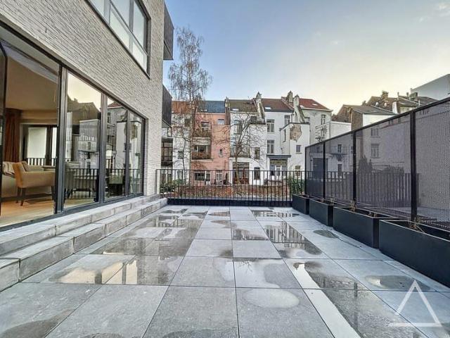 Superb furnished 2 bedroom flat with terraces