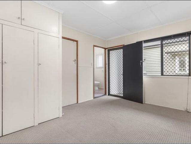 SUPERB KELVIN GROVE LOCATION