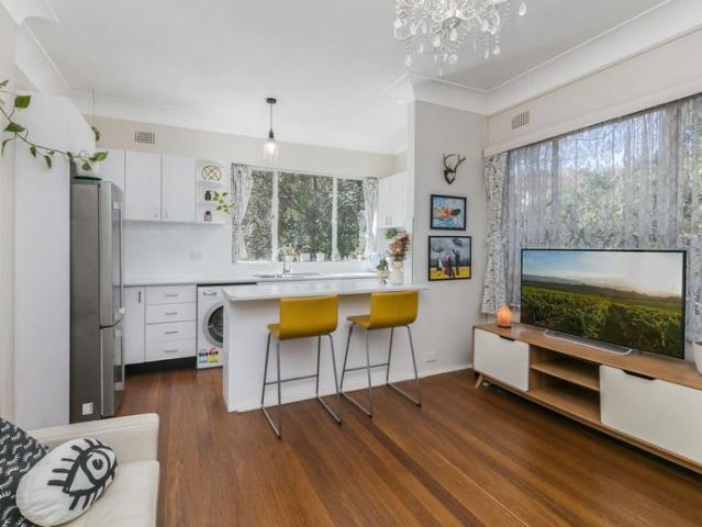 Superb One Bedder with Leafy Northerly Views