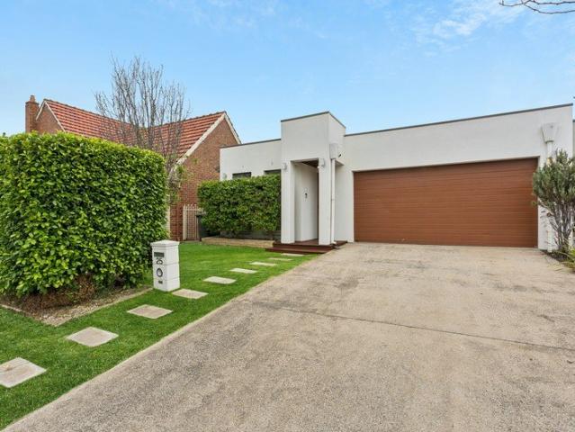 SUPERB LOW MAINTENANCE FAMILY HOME / BRILLIANT LOCATION