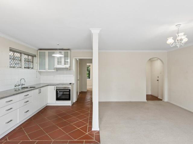 SUPERB LOCATION APPLECROSS & ROSSMOYNE HIGH SCHOOL ZONES