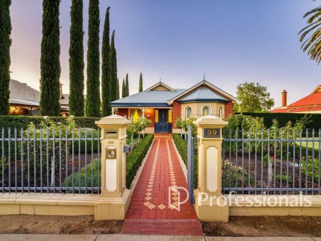 Superb location: Inner city grandeur on Two Titles