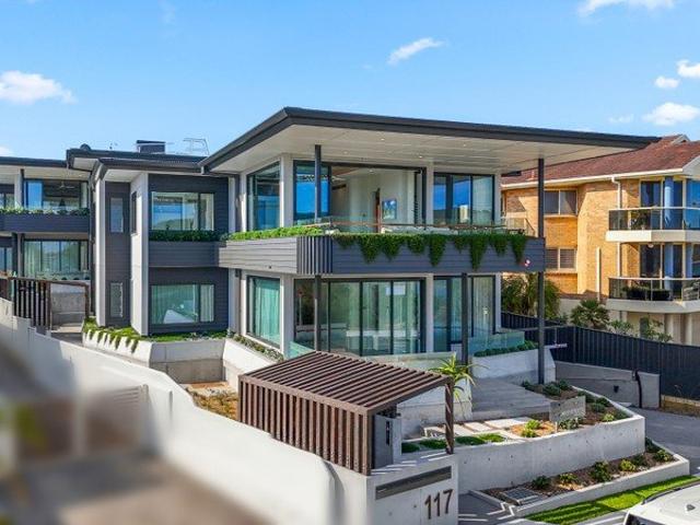 SUPERB LUXURY LIVING AT ITS BEST !