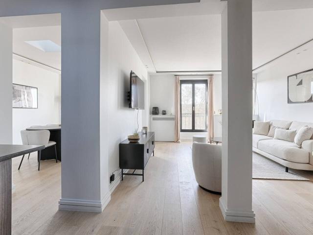 Superb modern 2 bedroom apartment with AC on the Seine quays