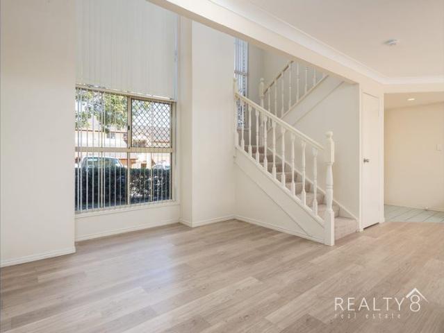 Superb multi level townhouse Mansfield State High Catchment