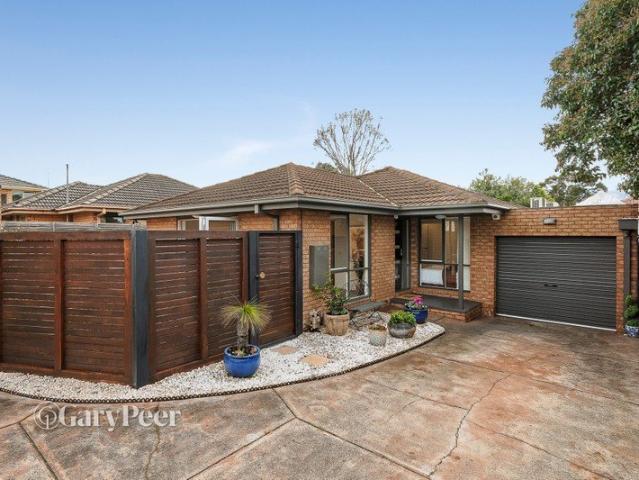 Superb single level living indoors & out!