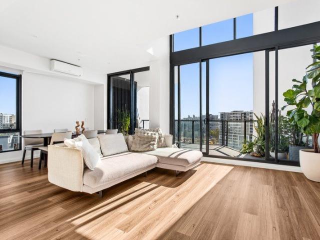 North Facing Sky Home With City Skyline Views
