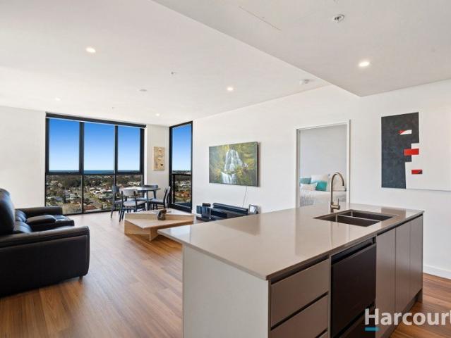 Superb Sub Penthouse with a Pacific Panorama