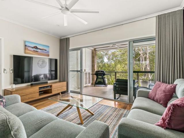 Superb Parkland Location – Superb Townhouse – Superb Furnishings!