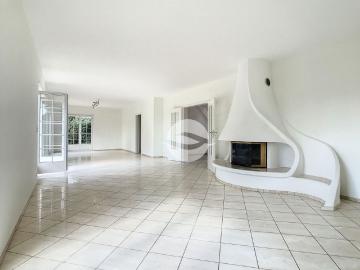 Superb renovated villa with pool and garden