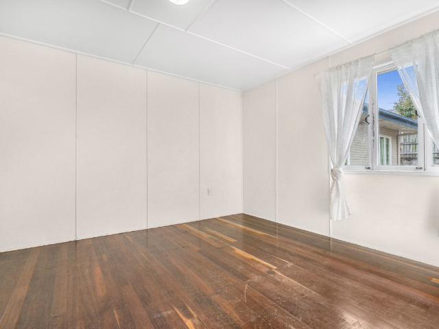 SUPERB WOOLOOWIN LOCATION ELEVATED POSITION TO CATCH THE BREEZES