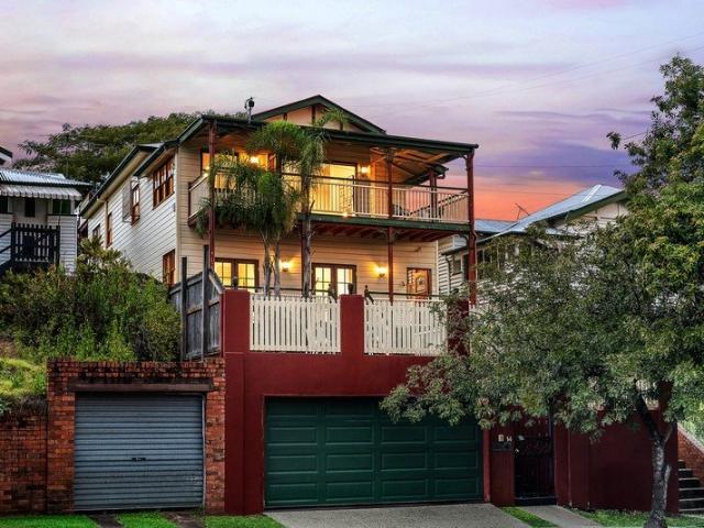 Superb West End family entertainer with city views