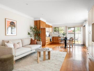Superb town residence with ROW access in a coveted Northcote enclave