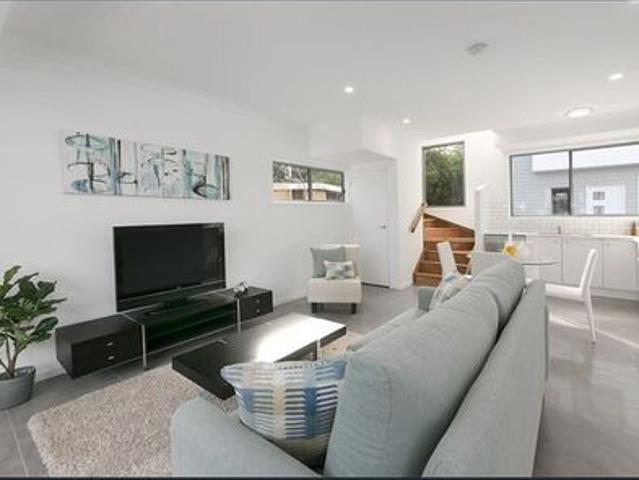 Superb Townhouse in Beautiful Corinda!