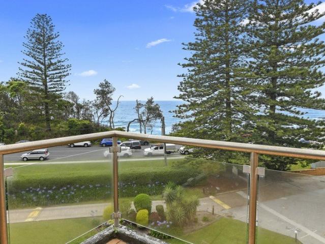 Superb Unit Living Overlooking Flynn's Beach