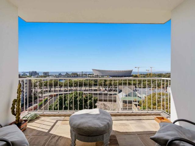 Superb views, spacious and bright!