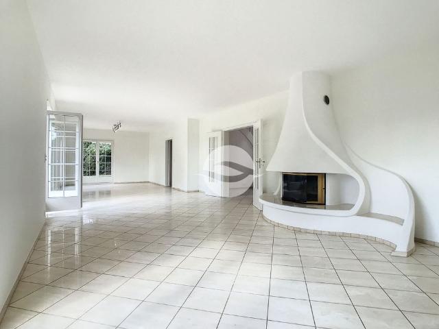 Superb villa with pool, garden and a garage