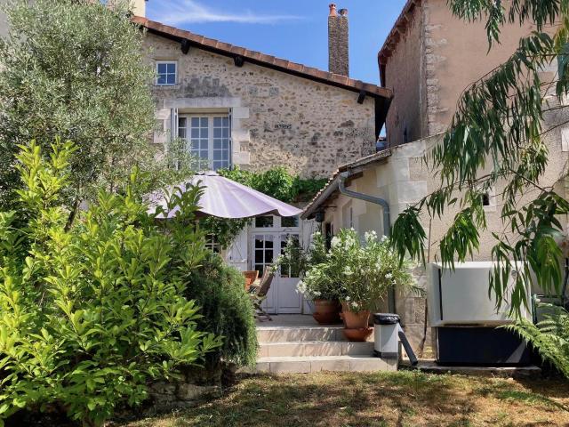 Superbe maison au bord de la rivière 200m² Sanxay