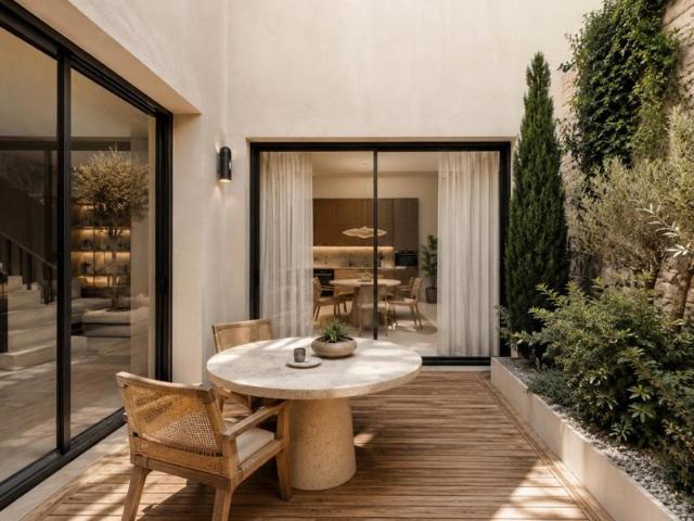 SUPERBE maison avec PATIO, BALCONS et TERRASSES