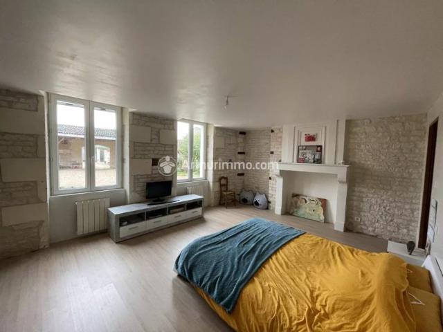 SUPERBE MAISON CHARENTAISE 4 CH 3000 M2 TERRAIN