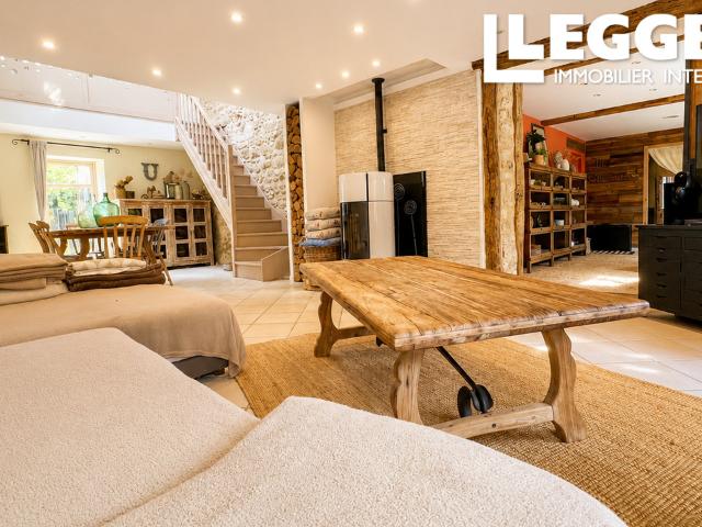 Superbe maison charentaise en pierre, entièrement rénovée, avec piscine et logement indépendant