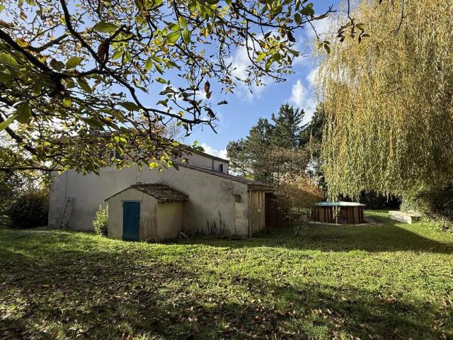 Superbe maison charentaise en pierres de 1850 avec piscine e
