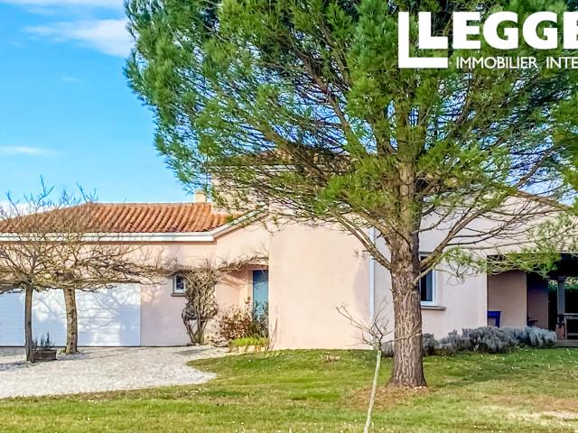 Superbe maison contemporaine proche de Mansle. 4 chambres. Plain pied. Vaste terrain clos et calme
