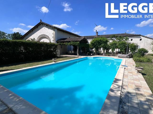 Superbe maison de 4 chambres avec piscine et 2 granges attenantes avec un potentiel de développement