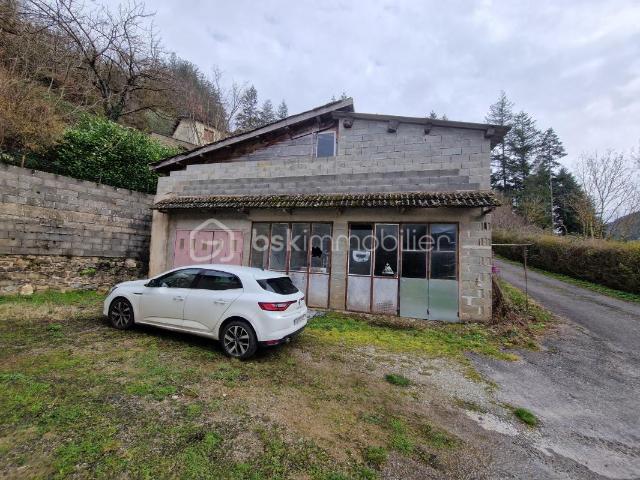 Superbe maison de 167m² sur 2 niveaux à finir de rénover! Un terrain de 2825m² et une source. Une grange attenante