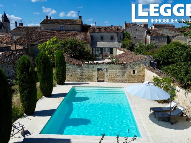 Superbe maison de village avec 6 chambres et piscine. Grand garage et magnifiques jardins. Cadre privé