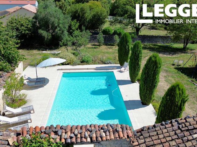 Superbe maison de village avec 6 chambres et piscine. Grand garage et magnifiques jardins. Cadre privé