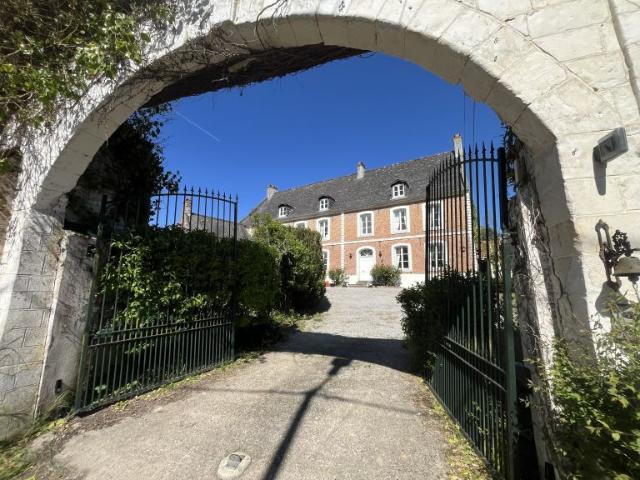 superbe Maison de maitre 5ch 4 sdb + 2 gites sur 10 000m2