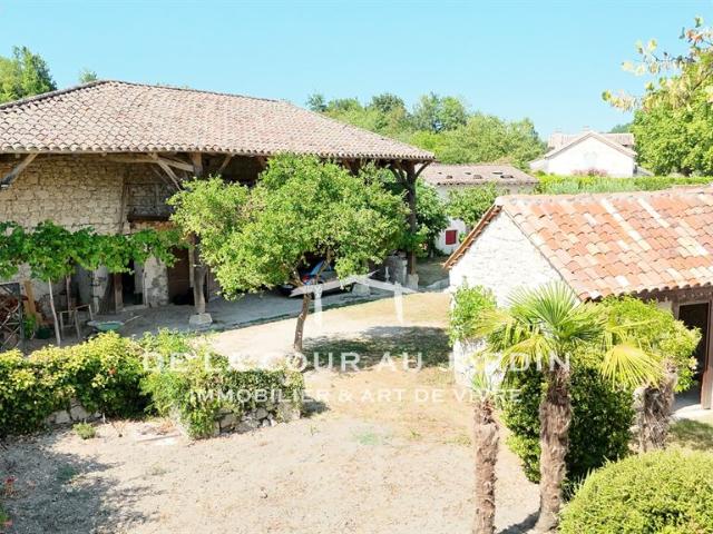 Superbe maison de maître du 13 ème avec dépendances