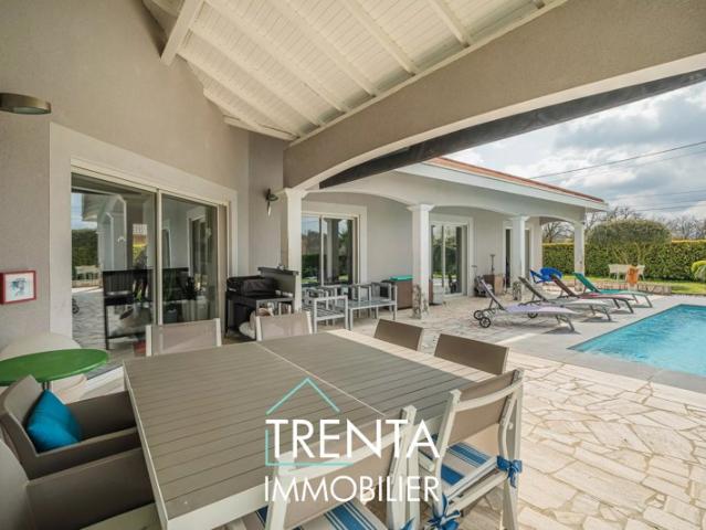 Superbe maison de plain pied 165 m² – 3/4 chambres – Pièce de vie 70 m² – Piscine – Terrain plat – Calme