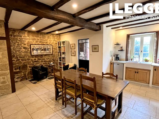 Superbe maison en pierre avec jardins dans le charmant et paisible village de Beaumont du Lac